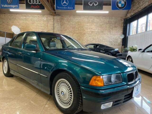 1993 BMW 3-Series 325i 4dr Sedan - photo 2