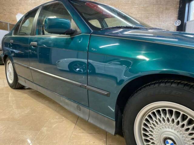 1993 BMW 3-Series 325i 4dr Sedan - photo 4