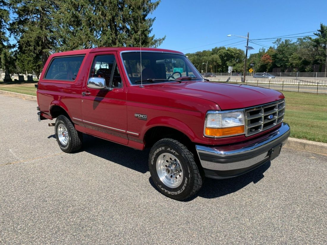1993 Ford Bronco XLT ONE OF THE BEST! 100% ORIGINAL PAINT! - photo 2