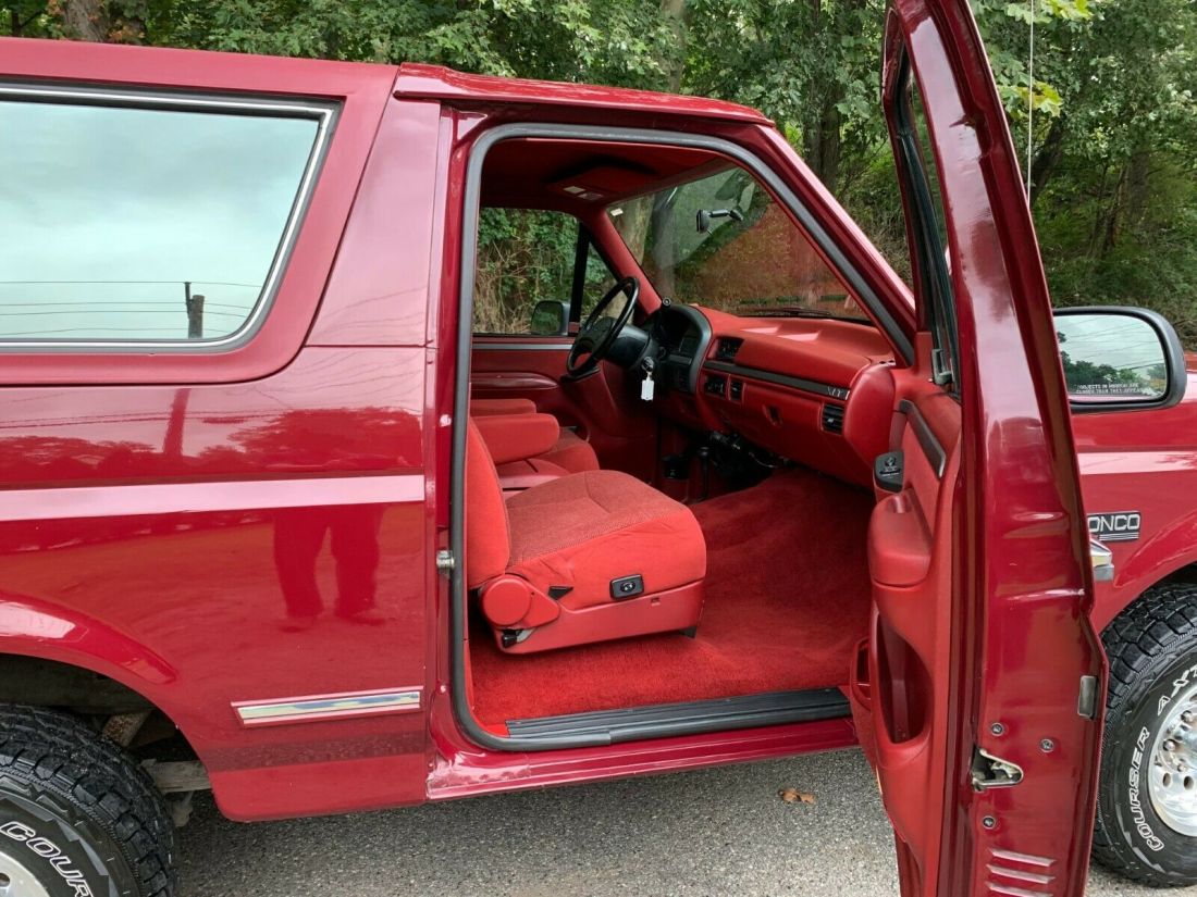 1993 Ford Bronco XLT ONE OF THE BEST! 100% ORIGINAL PAINT! - photo 4