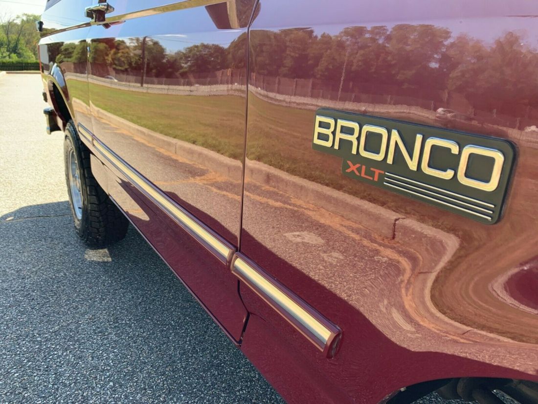 1993 Ford Bronco XLT ONE OF THE BEST! 100% ORIGINAL PAINT! - photo 7