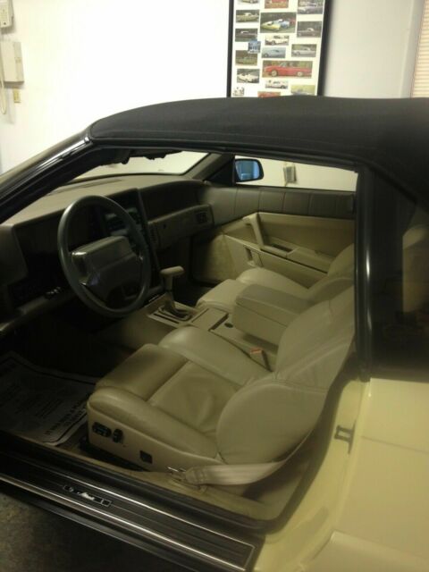 1993 Cadillac Allante neutral beige - photo 8
