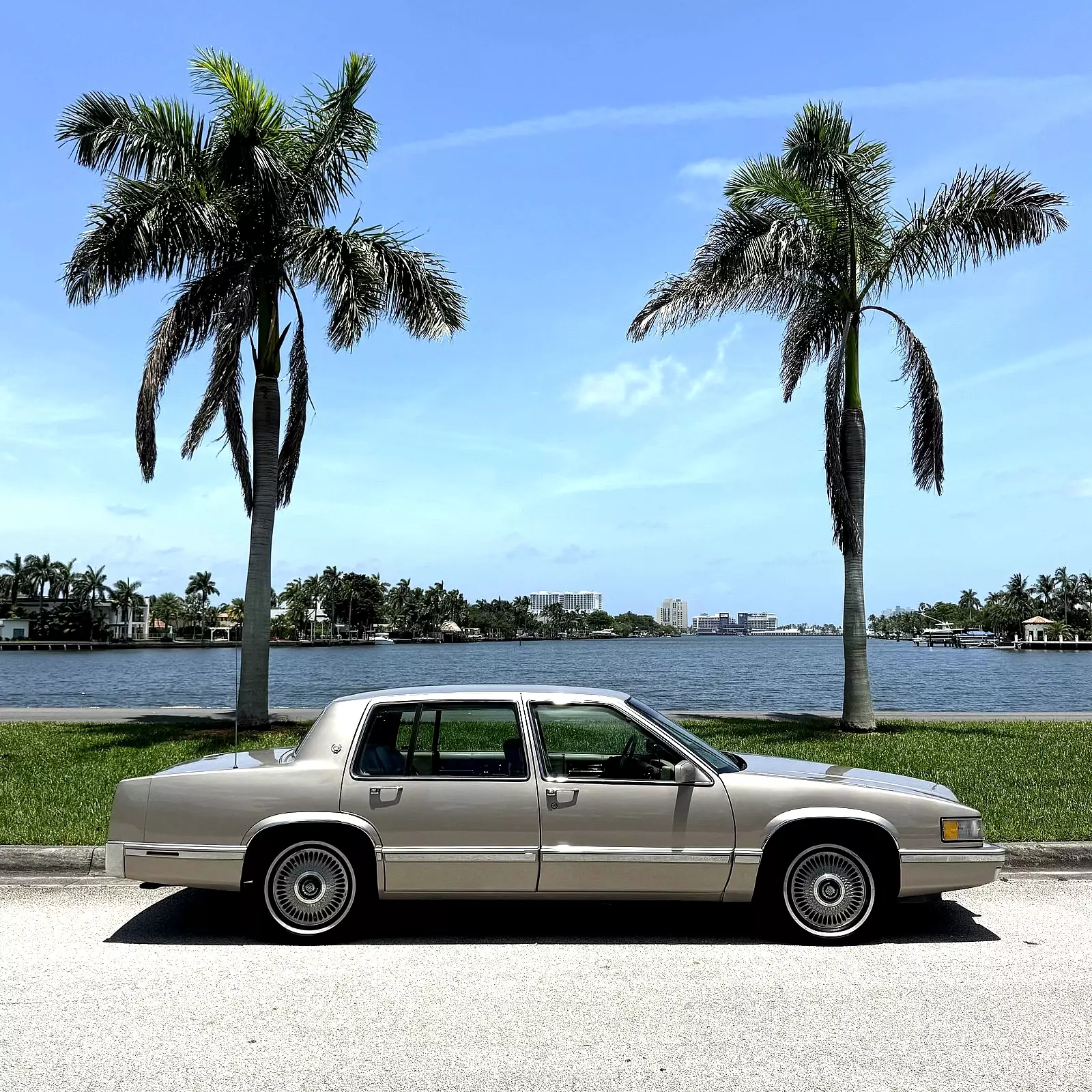 1993 CADILLAC DEVILLE LOW 35K MILES CLEAN CARFAX WITH 26 SERVICE RECORDS SEVILLE 1993 Cadillac DeVille LINCOLN TOWN CAR CONTINENTAL BUICK PARK AVENUE