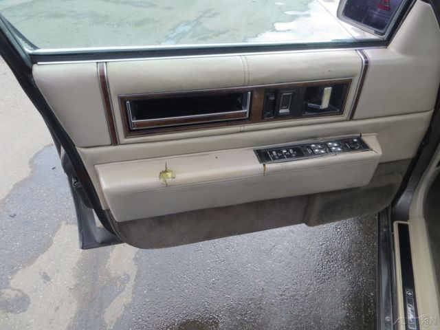 1993 Cadillac DeVille Base Sedan 4-Door - photo 10