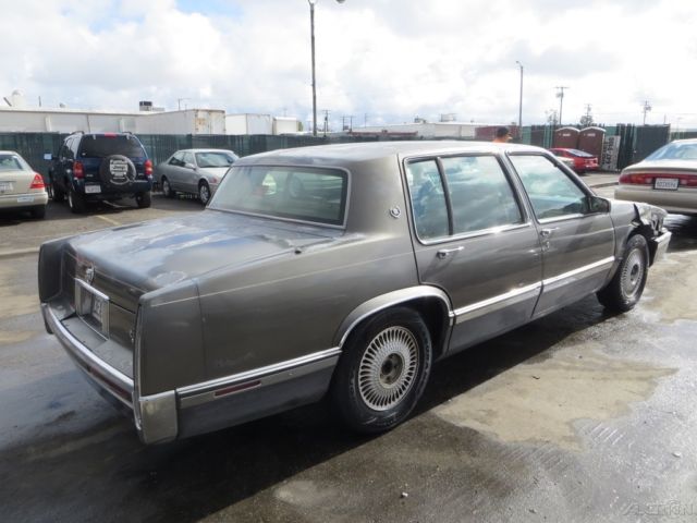 1993 Cadillac DeVille Base Sedan 4-Door - photo 5