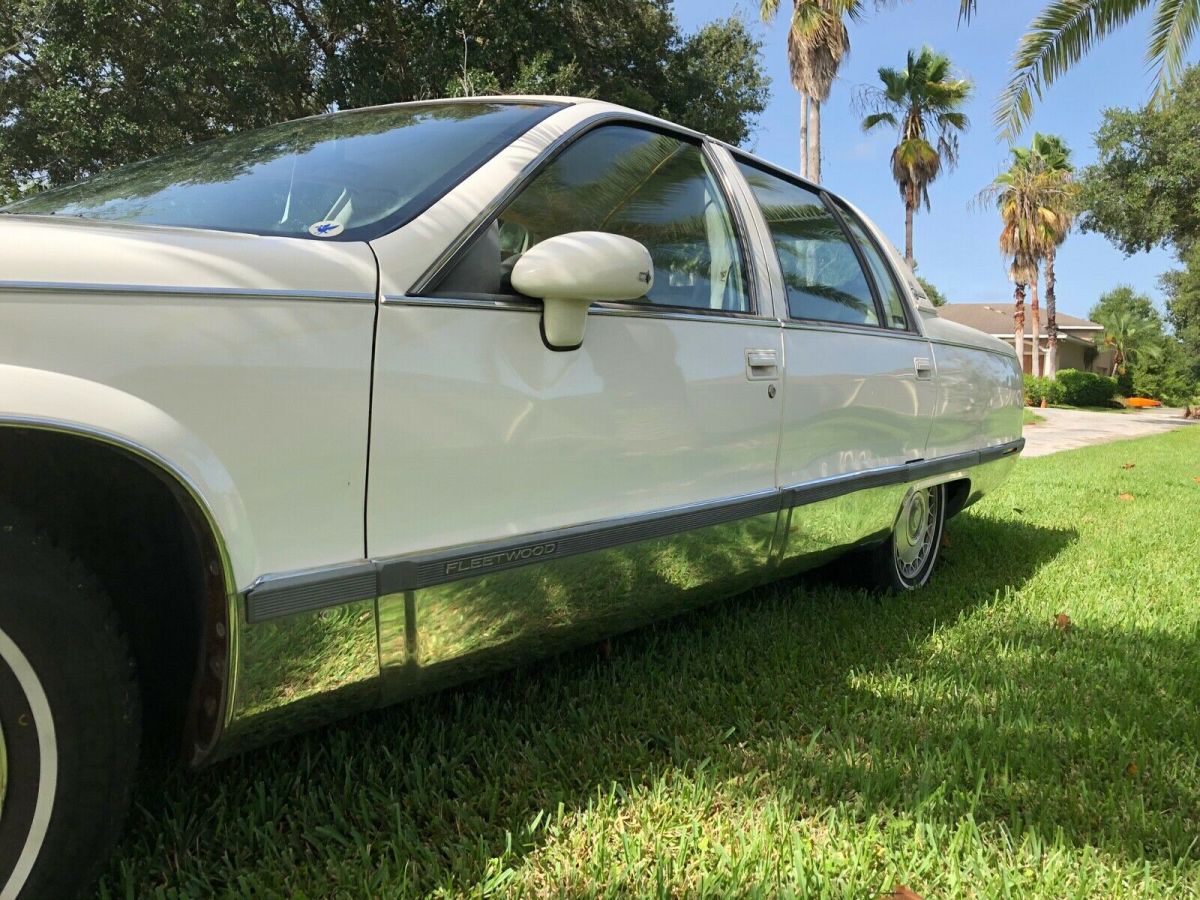 1993 Cadillac Fleetwood Brougham 91K Southern Garaged CARFAX! - photo 3