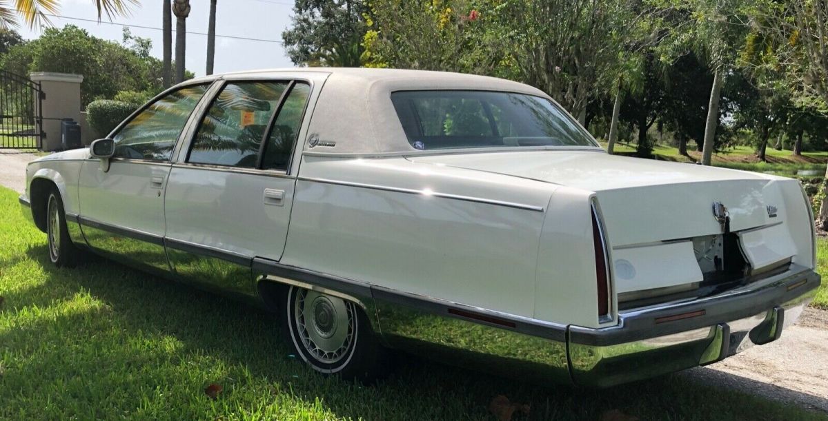 1993 Cadillac Fleetwood Brougham 91K Southern Garaged CARFAX! - photo 4