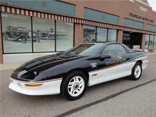 1993 Chevrolet Camaro Z28 29,067 Miles white/black 8 Cylinder Engine 5.7L/350 A 1993 Chevrolet Camaro Z28