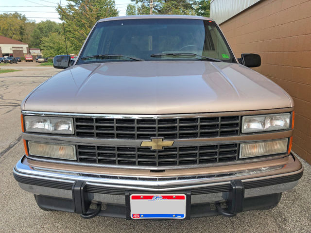 1993 Chevrolet Suburban - photo 2