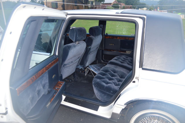 1993 Chrysler New Yorker Fifth Avenue Sedan 4-Door - photo 10