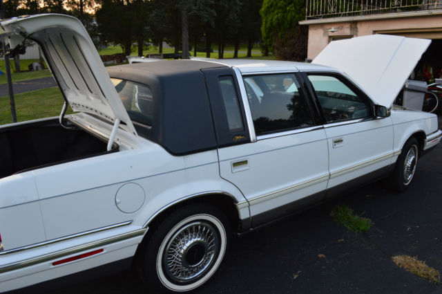 1993 Chrysler New Yorker Fifth Avenue Sedan 4-Door - photo 5