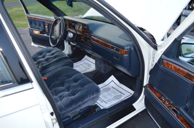 1993 Chrysler New Yorker Fifth Avenue Sedan 4-Door - photo 6