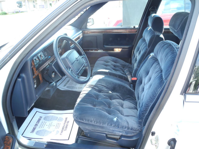1993 Chrysler New Yorker Fifth Avenue Sedan 4-Door - photo 9