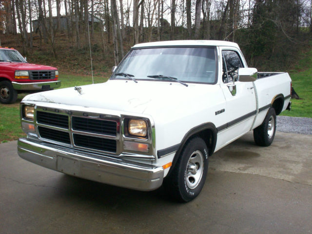 1993 Dodge Ram D150 318 Magnum 5-Speed manual Shortbed Rust free 1st Gen. truck 1993 Dodge Ram 1500