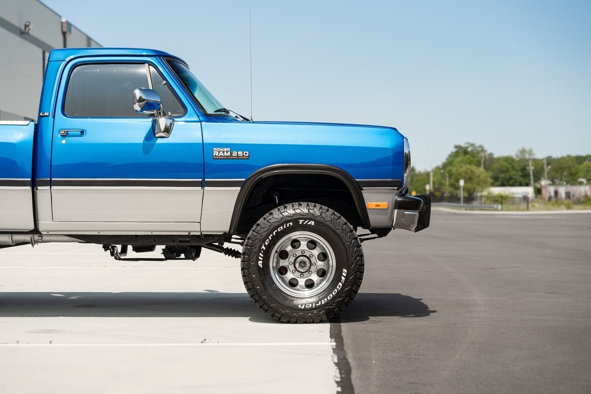 1993 Dodge D250 & W250 Sweptline 131" WB 4WD - photo 11