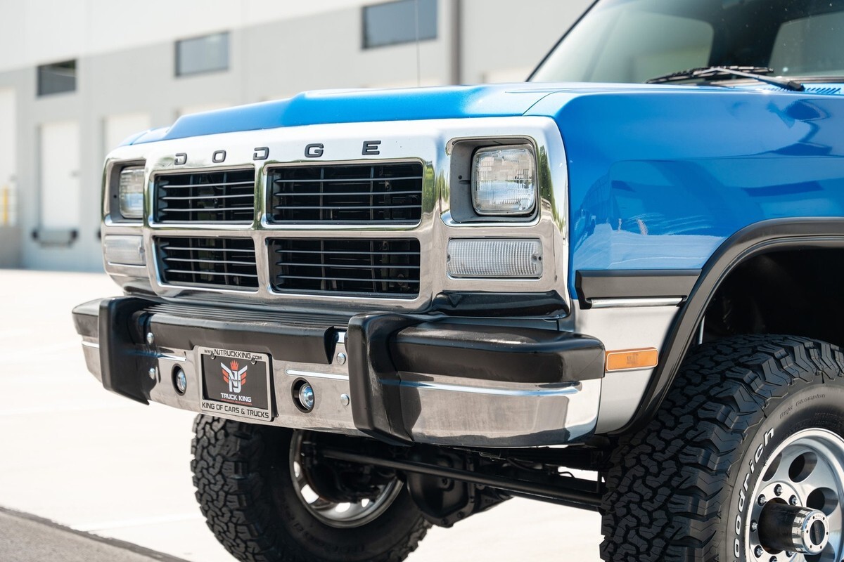 1993 Dodge D250 & W250 Sweptline 131" WB 4WD - photo 8