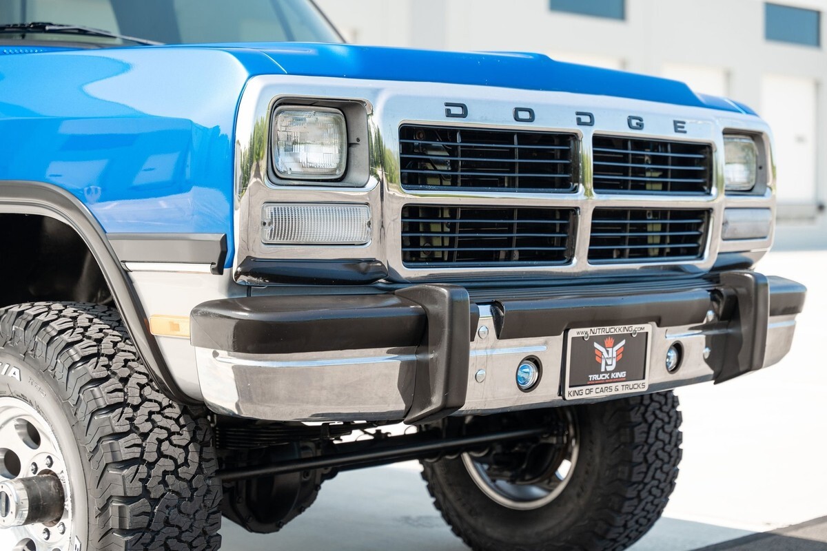 1993 Dodge D250 & W250 Sweptline 131" WB 4WD - photo 9
