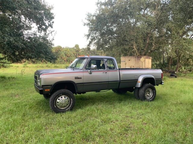 1993 Dodge Ram W350 Cummins Turbo Diesel 5 speed 4x4 First Generation 1993 Dodge Ram 3500 LE