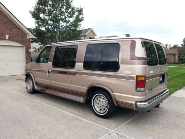 1993 Ford Econoline Conversion Van Stunning Low Miles - photo 3