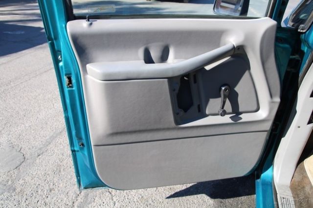 1993 Ford Aerostar XL - photo 9