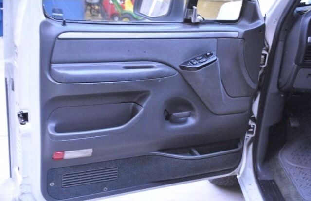 1993 Ford Bronco XLT Sport Utility 2-Door - photo 11