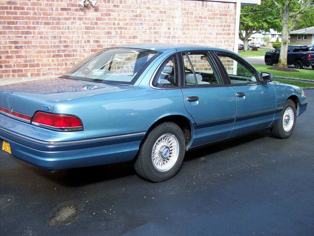 1993 Ford Crown Victoria LX 4Dr Sedan - photo 2