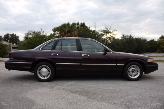 1993 Ford Crown Victoria LX V8 ONLY 54789 MILES IMMACULATE NO RESERVE!! - photo 10