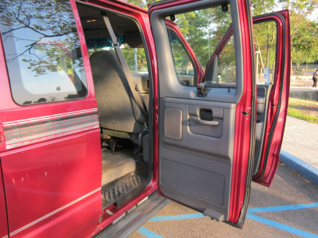 1993 Ford E-Series Van Club Wagon XLT - photo 4