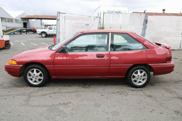1993 Ford Escort LX - photo 2