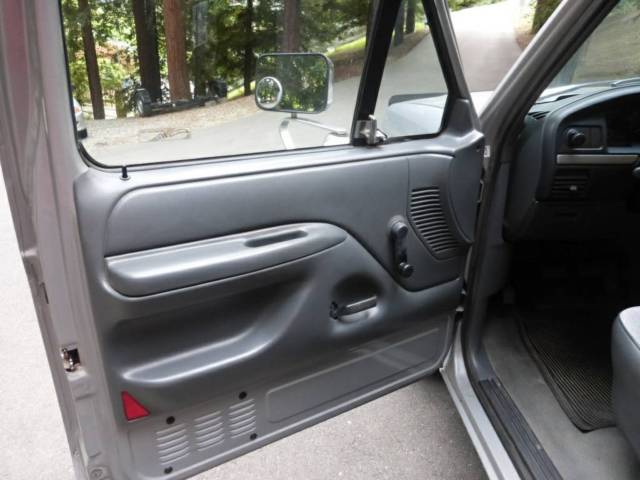 1993 Ford F-150 XLT Standard Cab Pickup 2-Door - photo 10