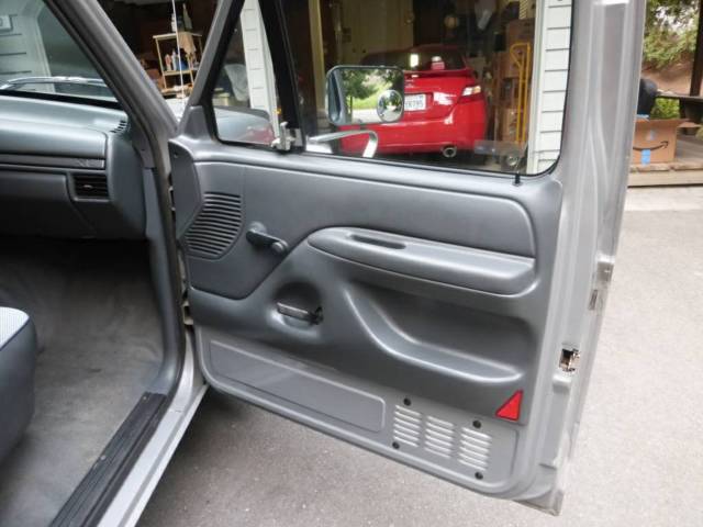 1993 Ford F-150 XLT Standard Cab Pickup 2-Door - photo 9