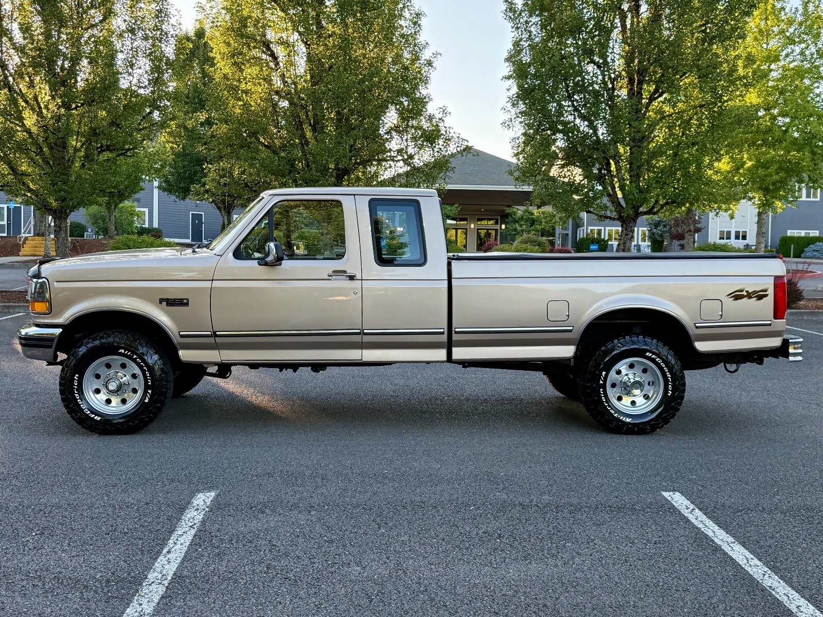 1993 Ford F-250 XLT HD 4X4 V8 LOW MILES - photo 2