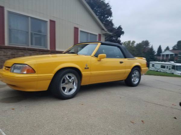 1993 Ford Mustang Limited Edition 1993 Ford Mustang yellow