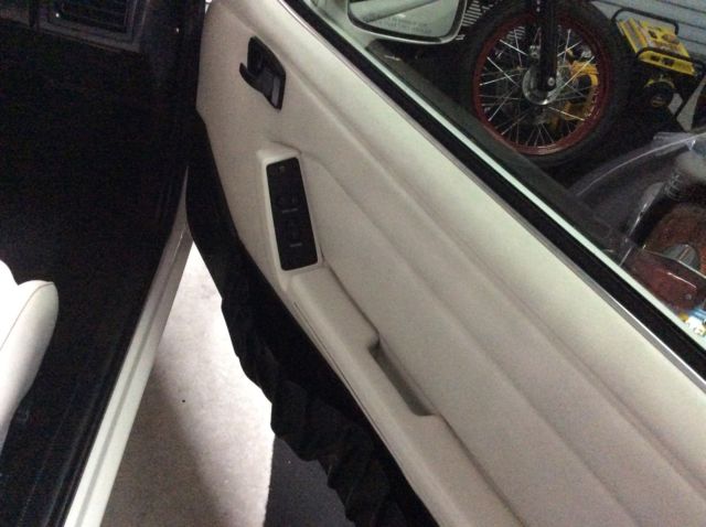 1993 Ford Mustang LX Convertible 2-Door - photo 9