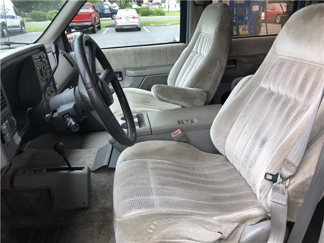 1993 GMC Suburban -- - photo 5