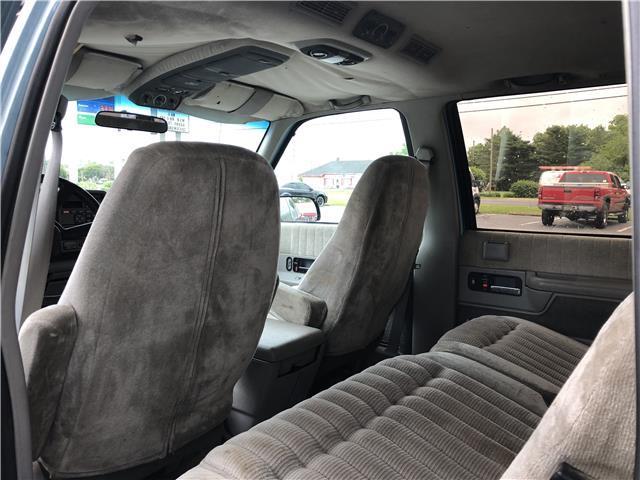 1993 GMC Suburban -- - photo 8