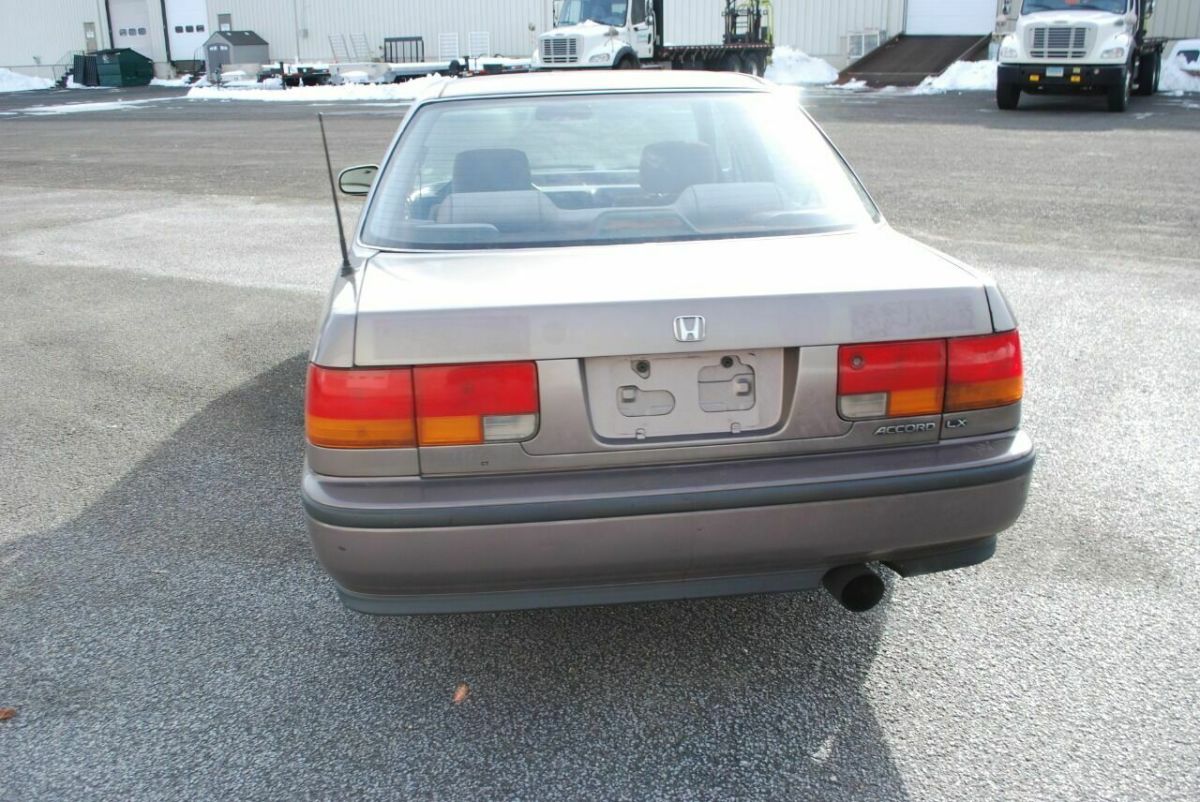 1993 Honda Accord LX 4dr Sedan - photo 8