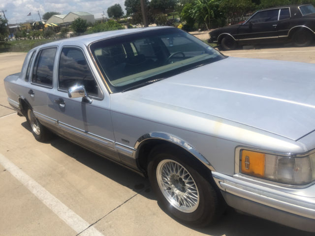 1993 Lincoln Town Car Cartier Sedan 4-Door - photo 4