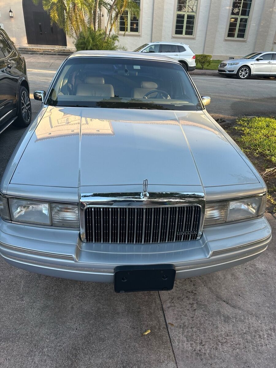 1993 Lincoln Town Car EXECUTIVE - photo 2