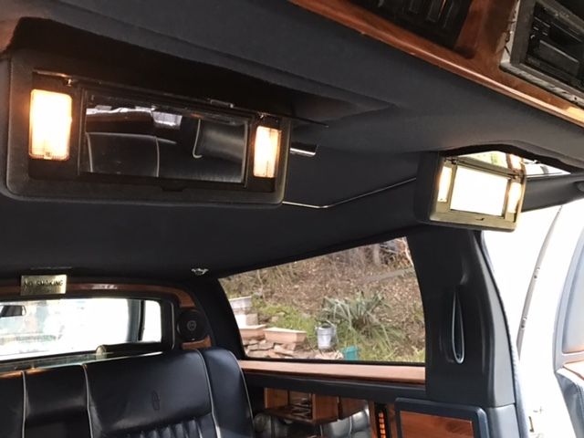 1993 Lincoln Town Car SEDAN 4 DOOR - photo 2