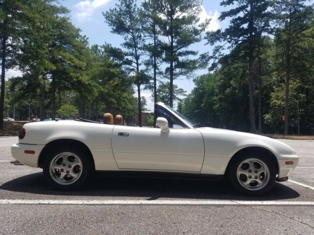 1993 Mazda Miata 1.6 L 5-Speed, with C-Package: Leather, power windows and locks 1993 Mazda MX-5 Miata 1.6 L C-Package