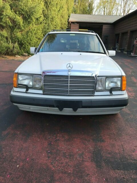 1993 Mercedes-Benz 300TE 7-passenger station wagon. Very original condition. 1993 Mercedes-Benz 300-Series TE (Touring Estate)