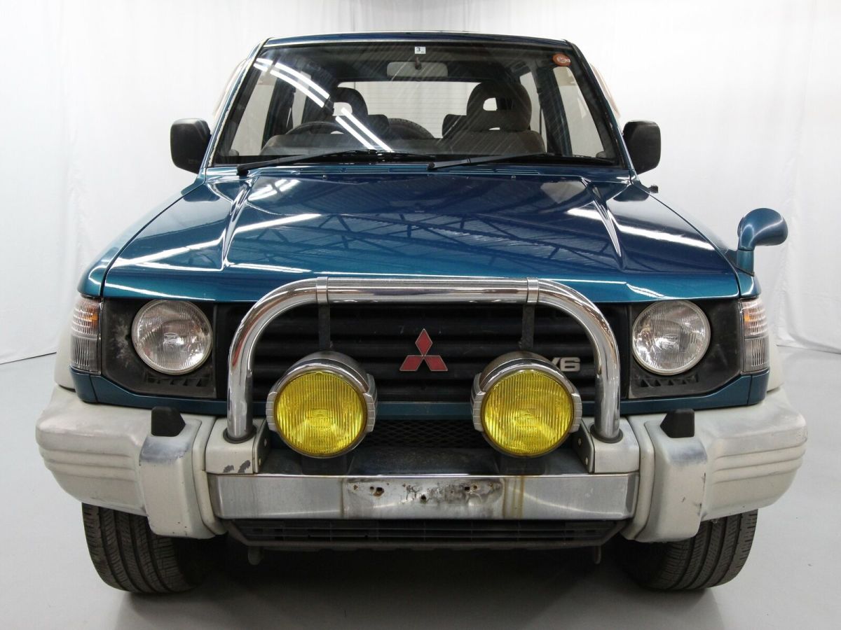 1993 Mitsubishi Pajero 4WD - photo 2
