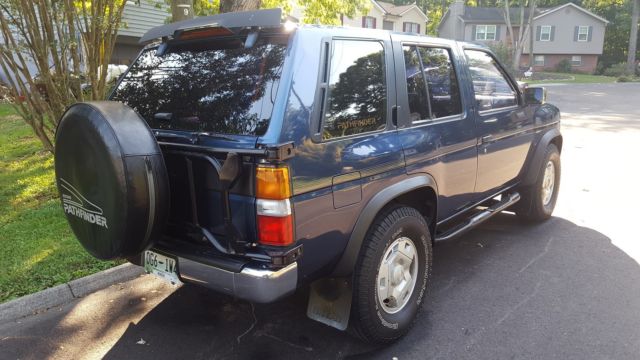 1993 Nissan Pathfinder XE Sport Utility 4-Door - photo 2