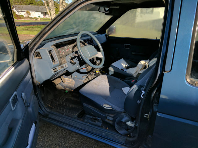 1993 Nissan Pathfinder XE Sport Utility 4-Door - photo 4