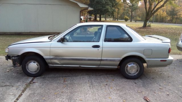 1993 Nissan Sentra with some front end damage and most parts to fix 1993 Nissan Sentra