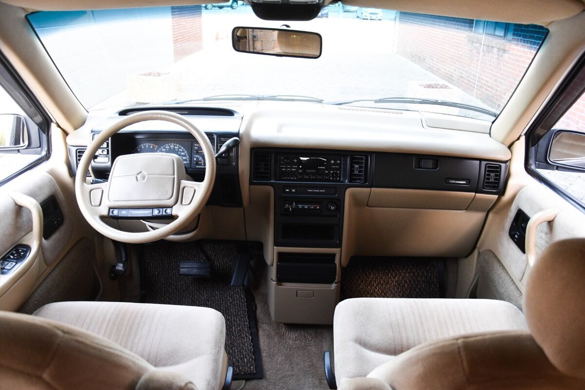 1993 Plymouth Voyager LE - photo 10