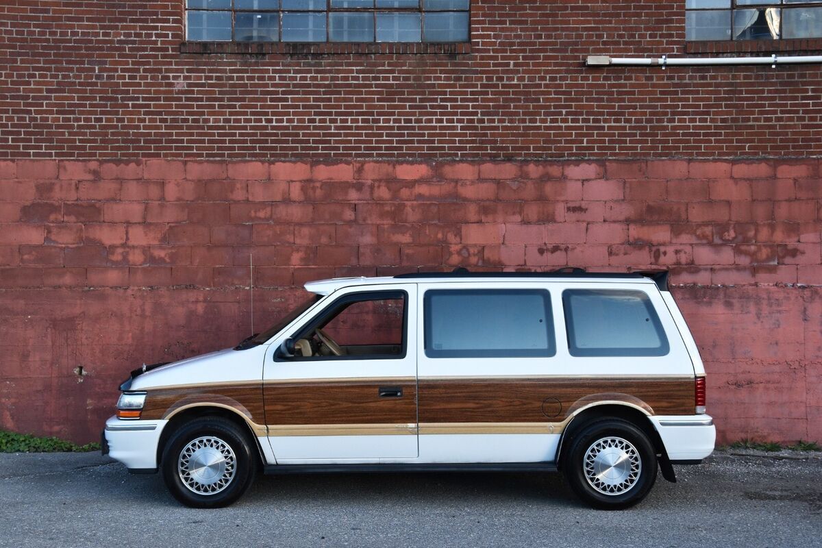 1993 Plymouth Voyager LE - photo 2