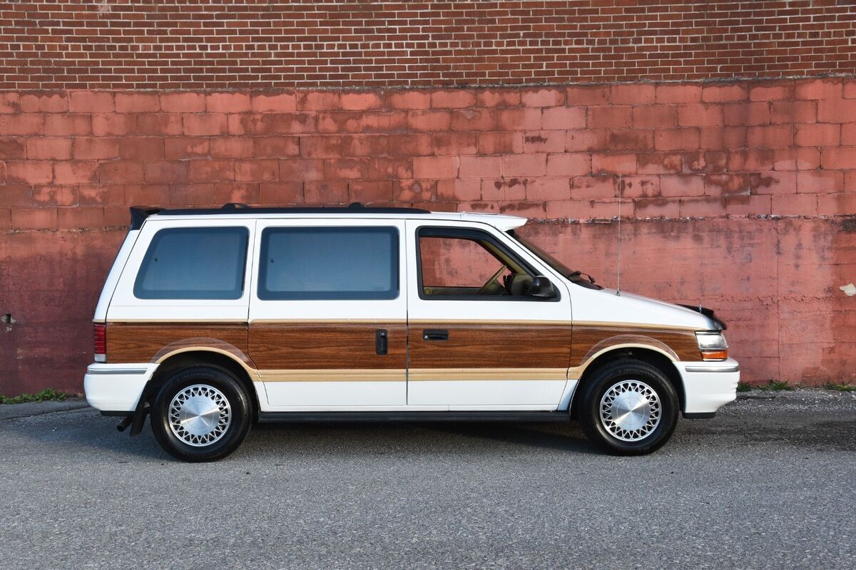 1993 Plymouth Voyager LE - photo 3