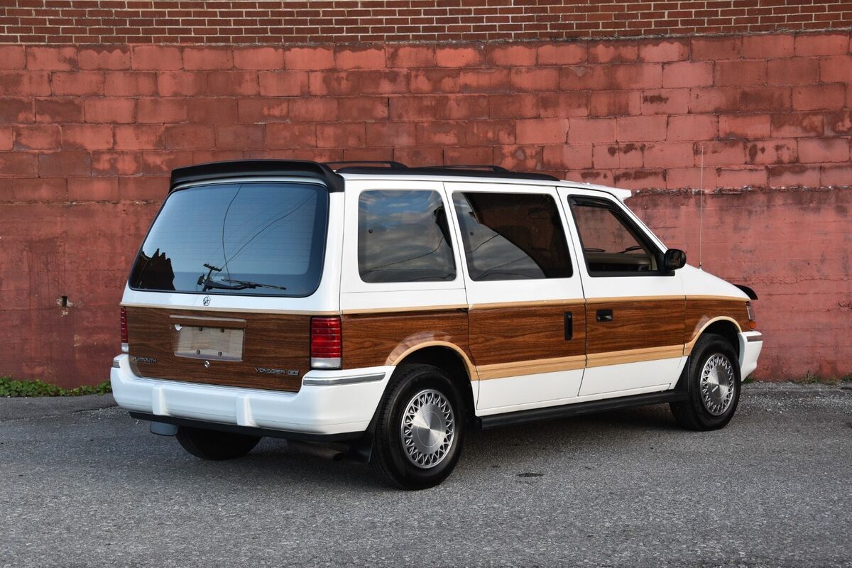 1993 Plymouth Voyager LE - photo 6